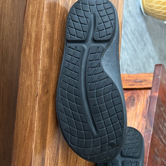 OOFOS Black Women's Slip-On Loafers - Picture 4 of 7